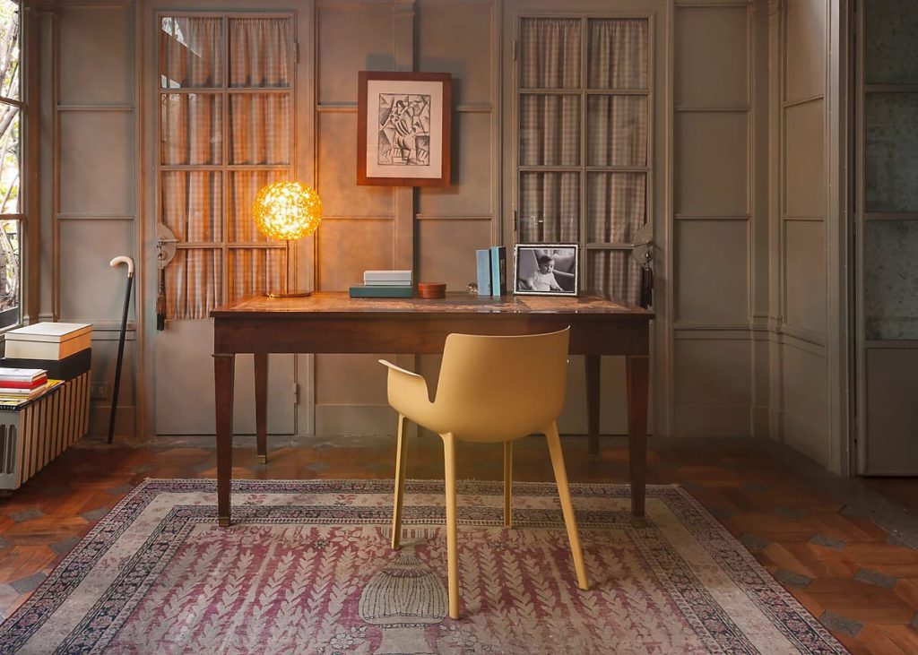 Kartell_Planet_Lampada_da_tavolo_LED_con_piede-db575f9ffab3e92636cc6aa230acc39e(1)